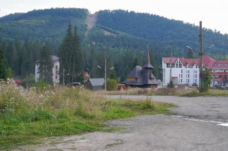 Parcare de lux: Stâna de Vale arată ca după război, dar frații Micula pun taxă până și pe parcările improvizate (FOTO)