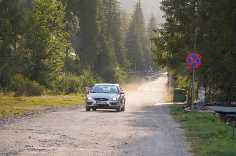 Parcare de lux: Stâna de Vale arată ca după război, dar frații Micula pun taxă până și pe parcările improvizate (FOTO)