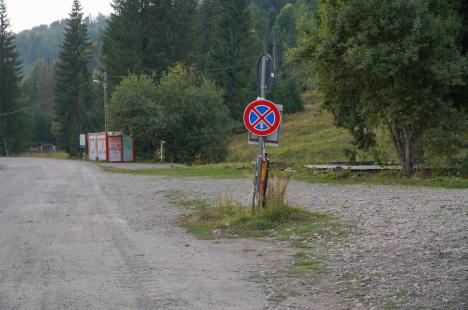 Parcare de lux: Stâna de Vale arată ca după război, dar frații Micula pun taxă până și pe parcările improvizate (FOTO)