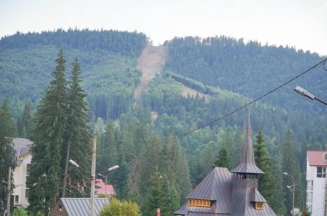 Parcare de lux: Stâna de Vale arată ca după război, dar frații Micula pun taxă până și pe parcările improvizate (FOTO)