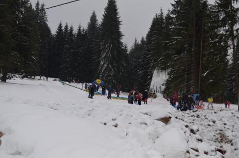 Mişcare la Stâna de Vale: Au apărut pârtii noi cu instalații de teleschi, tubing și baby schi! (FOTO)