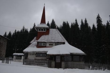 Mişcare la Stâna de Vale: Au apărut pârtii noi cu instalații de teleschi, tubing și baby schi! (FOTO)