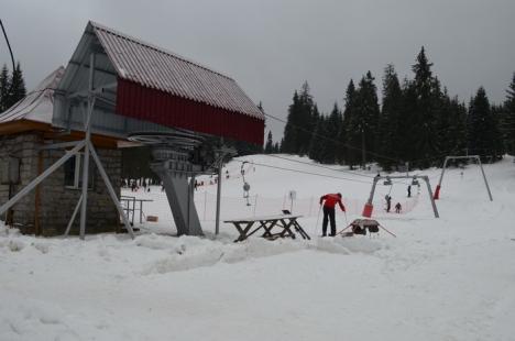 Mişcare la Stâna de Vale: Au apărut pârtii noi cu instalații de teleschi, tubing și baby schi! (FOTO)