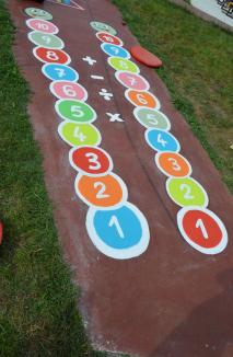Învăţare prin joacă: Graţie unor voluntari, două şcoli din Bihor au fost dotate cu locuri de joacă inedite (FOTO)