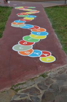 Învăţare prin joacă: Graţie unor voluntari, două şcoli din Bihor au fost dotate cu locuri de joacă inedite (FOTO)