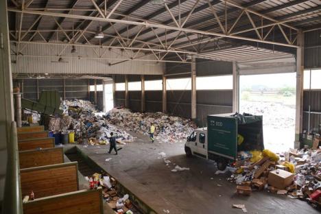 Drumul reciclării: Cum sunt sortate deşeurile valorificabile adunate din Oradea pentru a fi transformate în noi produse (FOTO/VIDEO)