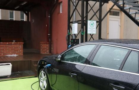 Posesorii de maşini electrice şi le pot încărca în staţia din curtea Companiei de Apă Oradea (FOTO)