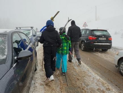 Toţi la zăpadă! Cozi de kilometri și probleme cu locurile de parcare în staţiunile montane din Bihor (FOTO/VIDEO)