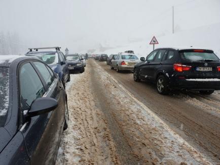 Toţi la zăpadă! Cozi de kilometri și probleme cu locurile de parcare în staţiunile montane din Bihor (FOTO/VIDEO)