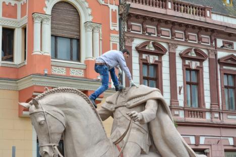 Regele Ferdinand a ajuns în centrul Oradiei. Statuia lui Mihai Viteazul va fi dată jos de pe soclu astăzi (FOTO / VIDEO)