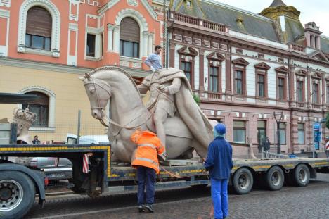 Regele Ferdinand a ajuns în centrul Oradiei. Statuia lui Mihai Viteazul va fi dată jos de pe soclu astăzi (FOTO / VIDEO)