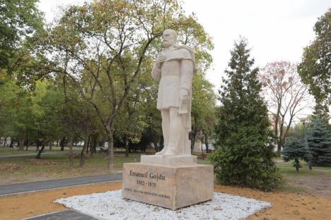 Amplasată în Parcul 1 Decembrie, statuia lui Emanuil Gojdu va fi dezvelită sâmbătă (FOTO)