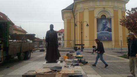 Față-n față: Statuile episcopilor Demetriu Radu și Roman Ciorogariu au fost amplasate în Piața Unirii din Oradea (FOTO / VIDEO)