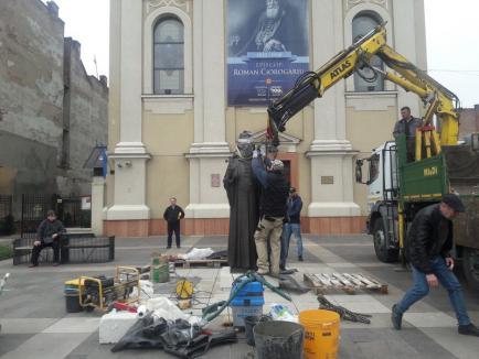 Față-n față: Statuile episcopilor Demetriu Radu și Roman Ciorogariu au fost amplasate în Piața Unirii din Oradea (FOTO / VIDEO)