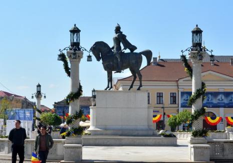 Regele Ferdinand se întoarce: Statuia lui Mihai Viteazul din Oradea va fi mutată în curând din Piaţa Unirii