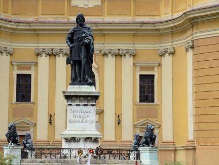 Războiul statuilor: etnicii maghiari adună semnături pentru realizarea unei statui a Sfântului Ladislau în Piaţa Unirii