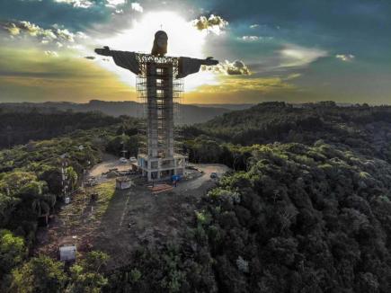 Brazilia construieşte încă o statuie imensă a lui Isus (VIDEO)