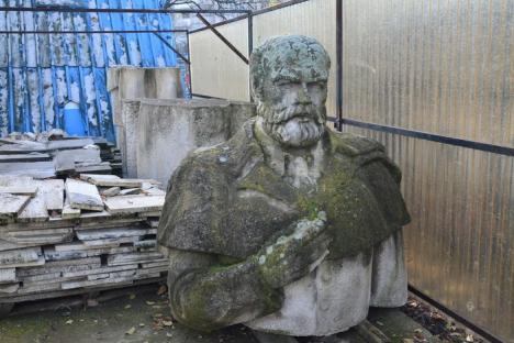 Salvaţi-l pe Gojdu! Primăria Oradea, 'pârâtă' la Guvern pentru că a abandonat statuia lui Emanuil Gojdu în Ştrandul Ioşia (FOTO)