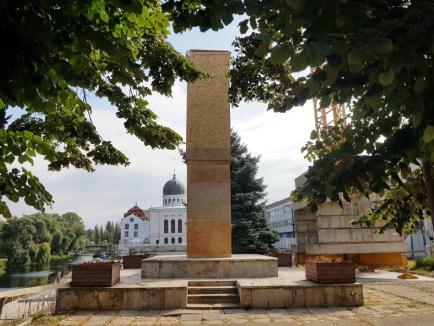 N-a plecat nicăieri! Statuia Mihai Eminescu a fost învelită în plăci PFL pentru a fi protejată (FOTO)
