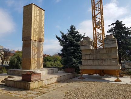 N-a plecat nicăieri! Statuia Mihai Eminescu a fost învelită în plăci PFL pentru a fi protejată (FOTO)
