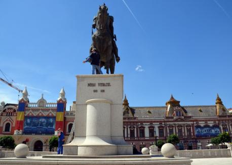 Foste cadre militare din Oradea cer Tribunalului ca statuia lui Mihai Viteazul să nu fie mutată din Piaţa Unirii
