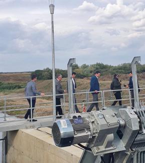 Ministrul Mediului, vizită în Bihor la stăvilarul Tulca: 'Primul succes în gestionarea transfrontalieră a deşeurilor fluviale' (FOTO)