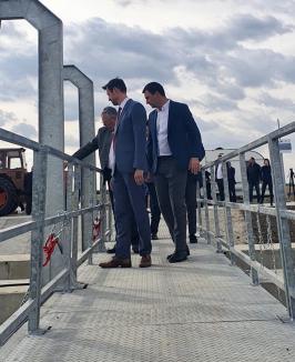 Ministrul Mediului, vizită în Bihor la stăvilarul Tulca: 'Primul succes în gestionarea transfrontalieră a deşeurilor fluviale' (FOTO)