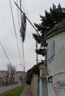 Părăseală în Oradea: În loc de clădiri, ruine, în loc de steaguri, zdrențe...