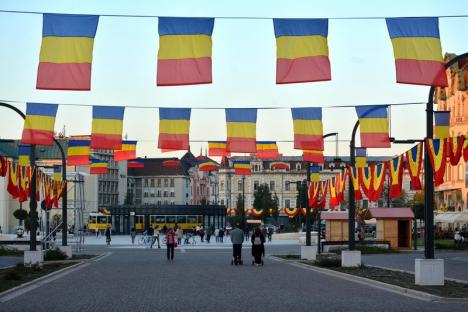 Oradea s-a gătit de sărbătoare. Vezi cum a fost împodobit oraşul pentru a marca 100 de ani de la Declaraţia de independenţă! (FOTO)