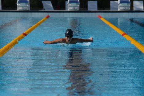 Micul Phelps: La numai 10 ani, un înotător orădean a strâns 150 de medalii de aur (FOTO)