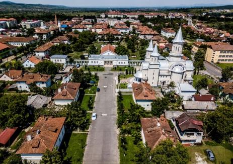 Consiliul Judeţean Bihor dă 1,6 milioane lei primăriilor din 7 oraşe şi municipii, prin Agenţia de Dezvoltare Durabilă