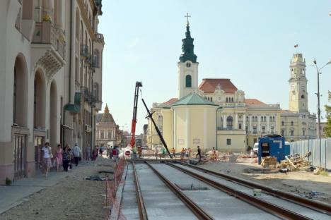 S-au montat stâlpii! Circulaţia tramvaielor prin Piaţa Unirii ar putea fi reluată la începerea şcolii (FOTO)