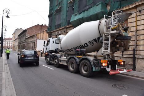 FOTO: Circulaţia pe strada Iosif Vulcan se derulează alternativ din cauza lucrărilor la viitoarea parcare