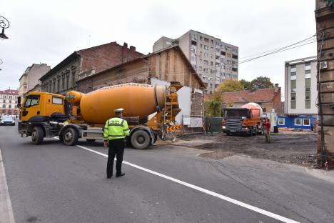 FOTO: Circulaţia pe strada Iosif Vulcan se derulează alternativ din cauza lucrărilor la viitoarea parcare