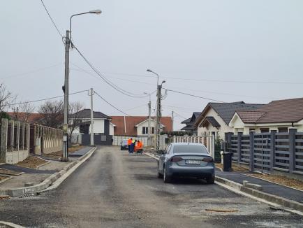 Cursă cu obstacole: Pe o stradă din Oradea, stâlpii de iluminat au fost lăsați în mijlocul trotuarelor (FOTO)