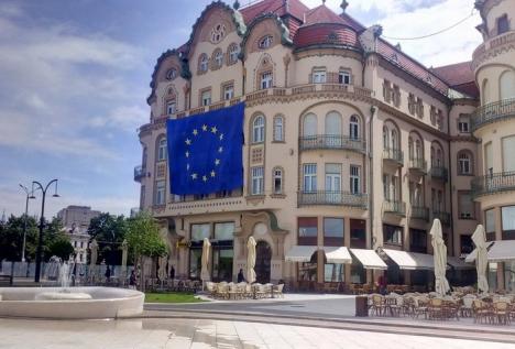 Pentru democraţie: Steagul Uniunii Europene, desfăşurat pe faţada Palatului Vulturul Negru