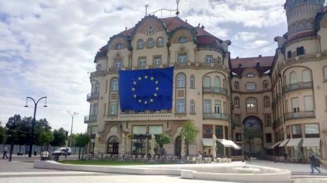 Pentru democraţie: Steagul Uniunii Europene, desfăşurat pe faţada Palatului Vulturul Negru
