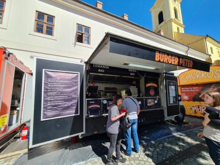 A început Street Food Festival în Oradea: Oferte apetisante, prețuri „piperate” (FOTO/VIDEO)