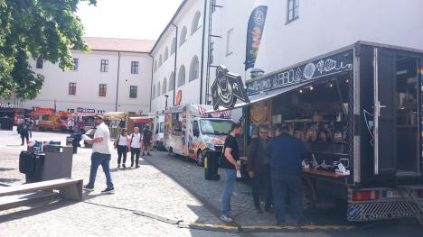 Amenzi de 187.000 de lei la Street Food Festival Oradea. Se vindeau și produse expirate sau „nesigure” (FOTO)