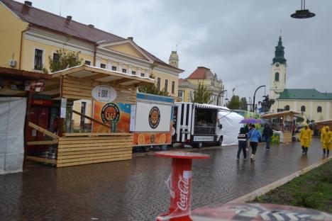 Toamnă ploioasă: Street Food Festival, deschis pe jumătate în Piaţa Unirii (FOTO)