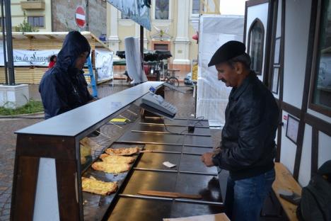 Toamnă ploioasă: Street Food Festival, deschis pe jumătate în Piaţa Unirii (FOTO)