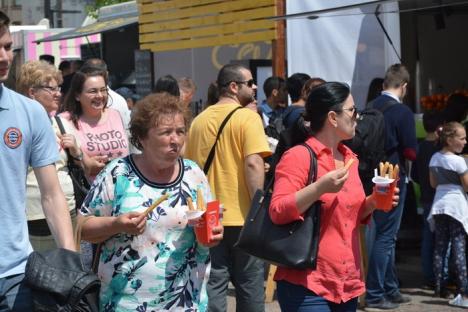 Piaţa deliciilor: Sute de orădeni, la debutul Street Food Festival în Piaţa Unirii (FOTO)
