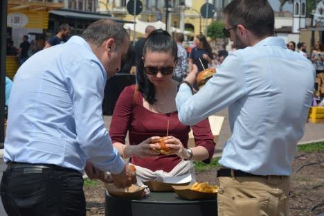 Piaţa deliciilor: Sute de orădeni, la debutul Street Food Festival în Piaţa Unirii (FOTO)