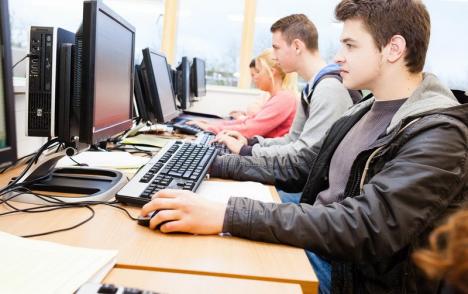Universitatea din Oradea reaminteşte: Studenţii de la specializările IT au locuri gratuite în cămin şi pot mânca la cantină, tot fără să plătească
