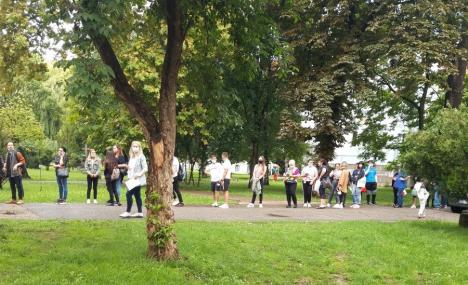 Mai bine la ghişeu! Sute de tineri admişi la Universitatea din Oradea stau la o coadă uriaşă, ca să-şi plătească taxele (FOTO)