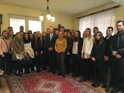 Studenţii orădeni, în vizită la Consulatul României din Gyula