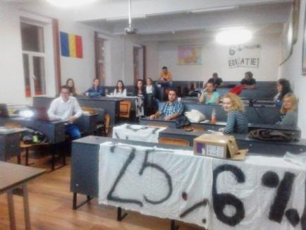 Ocupaţi Universitatea! O mână de studenţi orădeni s-au baricadat peste noapte în Facultatea de Istorie (FOTO)