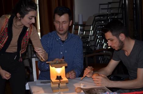 Studenții străini din Oradea au învățat cum se încondeiază ouăle de Paști (FOTO)