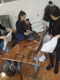 Studenții din Oradea au confecţionat perne și pilote pentru refugiații ucraineni (FOTO)