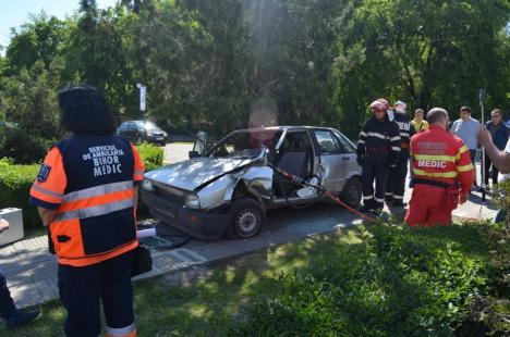 Road Safety: Salvatorii specialişti şi studenţii de la Medicină au simulat un accident rutier (FOTO)